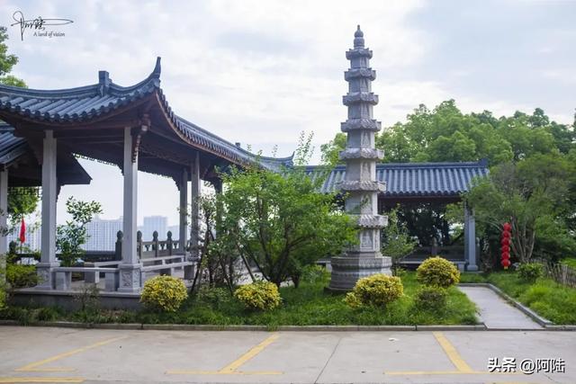 临崖而建的萧山福庆寺,来历有点神秘却香火旺盛,当地影响力甚广