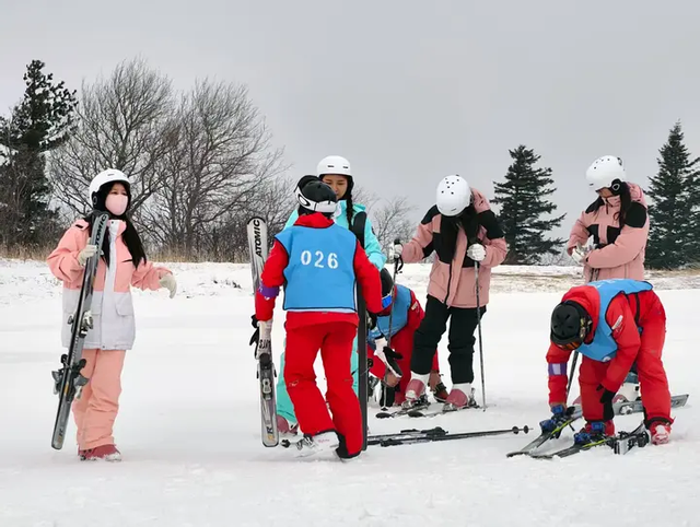 雪落云巅即刻开滑！亚布力阳光度假村滑雪场山顶初级道试营业