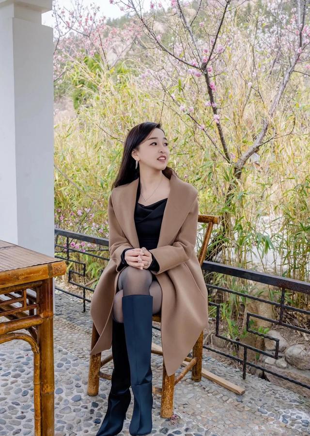 保时捷销冠黑丝配高跟靴，这气质果真不是一般人能驾驭的！