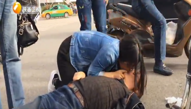 西安一女孩跪地抢救晕倒老人，老人不幸离世，谁料4天后，女孩发现对方家属全城拉横幅找她……