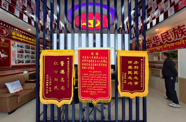 在狮泉河镇，有一间用“石榴籽”砌成的平安屋