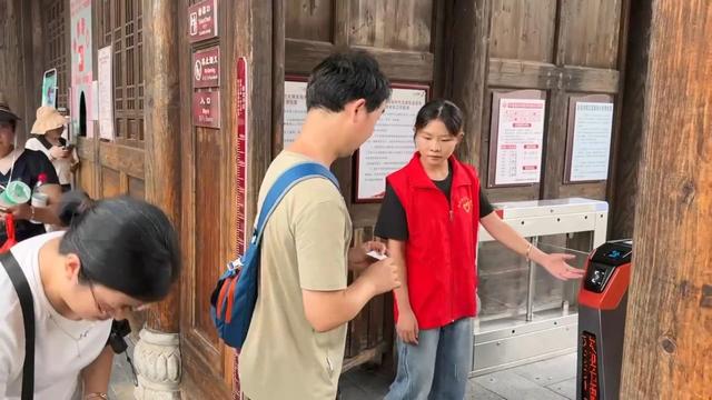 长汀：三千志愿者点亮文明旅游风景线