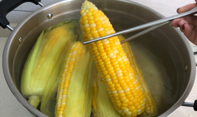 煮玉米时，记住煮前多加2个料，玉米更糯更甜，比只用水煮好吃