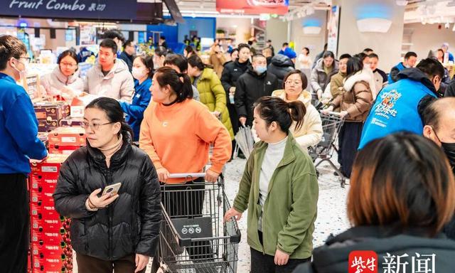 盒马鲜生连云港首店开业，市民排长队争抢“爆款”生鲜
