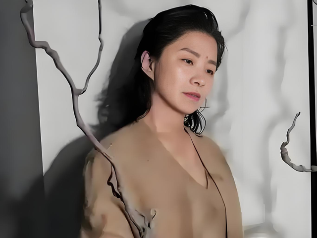 北京偶遇大脚娘迟蓬老师，戏外的她看着很年轻，腿又直又白啊