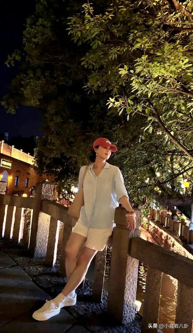 42岁蒋欣生活照瘦成“纸片人”，大热天美美出游，筷子腿抢镜！