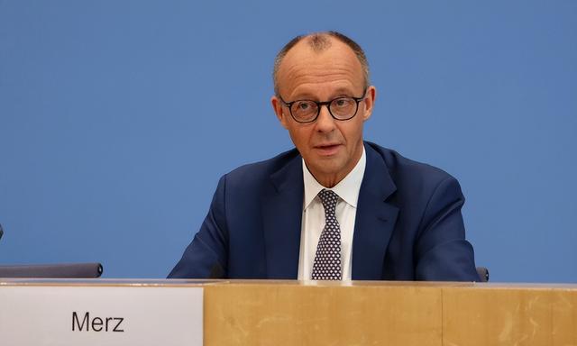 谈判结果出来了！乌克兰拒绝认怂，英法德提出新方案，特朗普猛烈抨击乌克兰：“毫无感激之情”