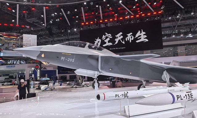 中美战斗机谁更强？歼-20携忠诚僚机对阵F-22，优势有多明显？