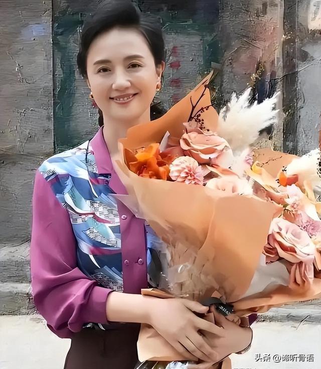 离春节不到2月	，52岁辛柏青高调传出喜讯，朱媛媛终于可以放心了