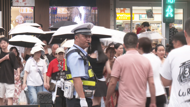 “爽爽贵阳”迎客来！甲秀楼“点燃”周边经济 多部门护航避暑游