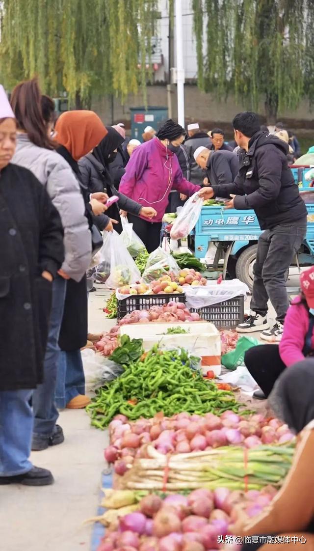 晨光里的烟火交响：临夏早市