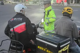 天气转暖电动自行车违法频繁 乌鲁木齐交警持续开展治理行动图片