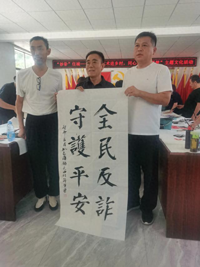 书画名家捐赠墨宝 助力乡村文化建设