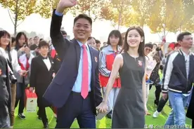 衣锦还乡，不如建设家乡！刘强东也回村建房，并给村民年年送现金图片