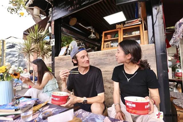 中国又一城市被“挤爆”，37万外国朋友赖着不走，目的却不是旅游？