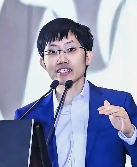DeepSeeK内部丑闻大曝光！高管被抓细节公开，难怪那么快跌落神坛
