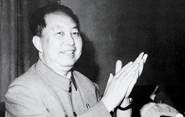 李先念为毛主席守灵时，假借散心离开大会堂，私下和一人秘密见面