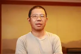 农夫山泉有点甜，靠卖水坐到中国首富位置的那个男人图片