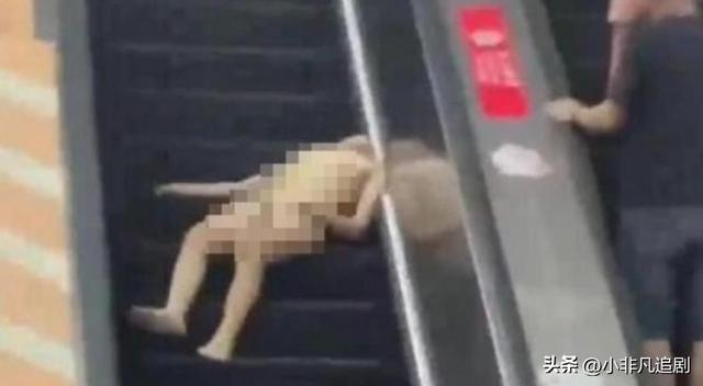 赤裸女子奔逃中受伤，女子边跑边脱衣	，现场市民惊愕，驻足观看！