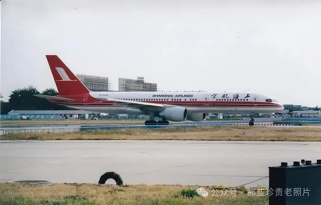 2002年，北京首都机场的飞机