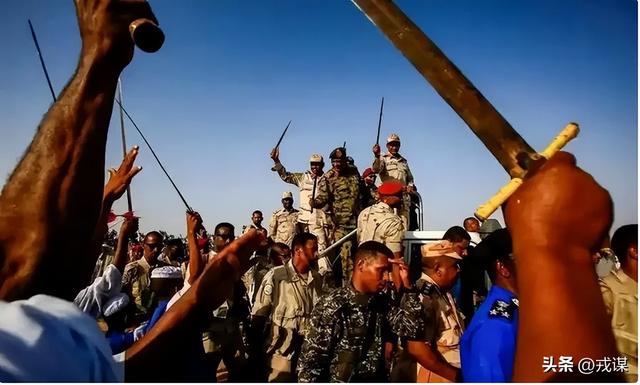 苏丹内战打2年！两派火拼背后有大佬，千万人遭难谁来救？