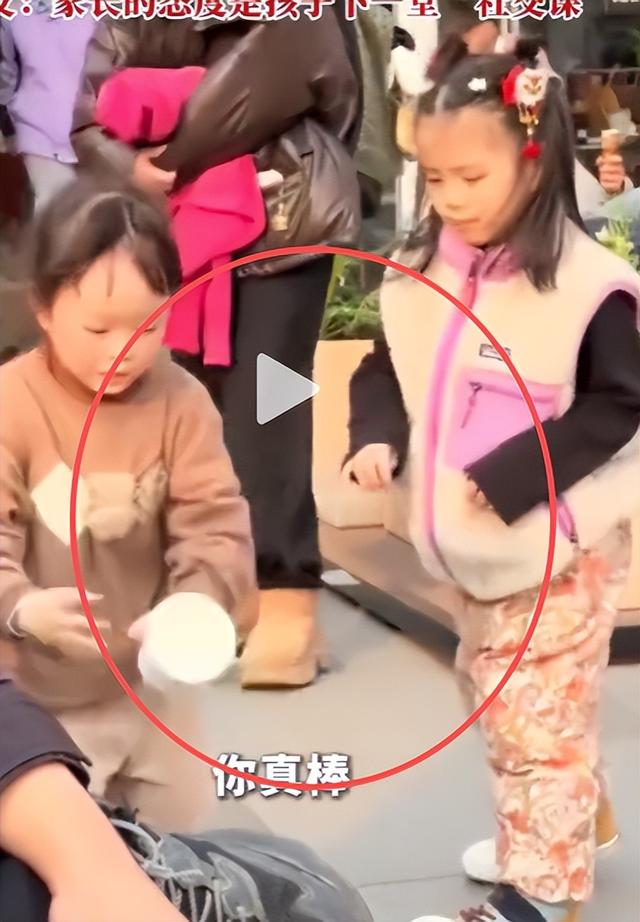 视频热传！水杯被陌生女孩一掌打翻后，妈妈出面发声	，评论区炸锅