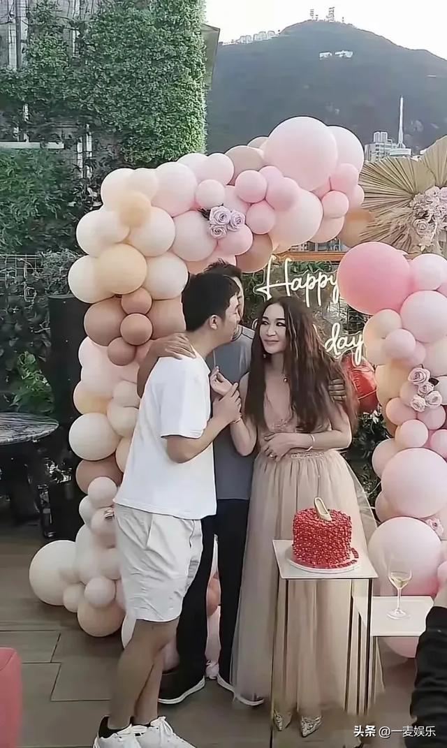 温碧霞生日露半胸，丈夫穿布鞋像农民，养子简直是翻版