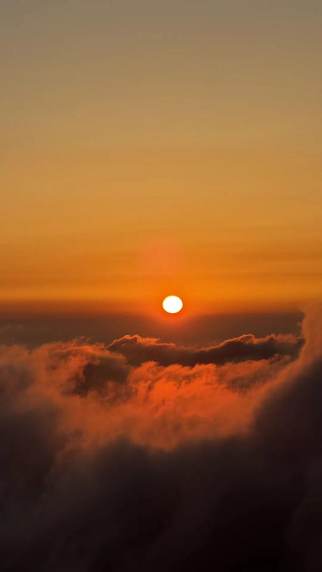 泰山日出云海：山巅的一场盛大晨光宴