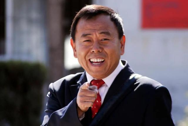 全家移民真相大白2年，享正师级待遇的潘长江，已走上另一条大道