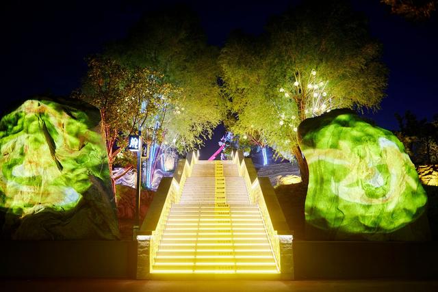 泰安泰山石敢当景区，夜色下精彩无限，来一场沉浸式神话解读之旅