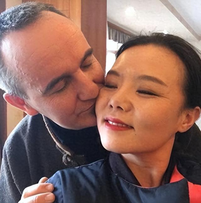 龚琳娜离婚前卑微得可怕：独守空房5年，模仿小三送礼物讨好前夫