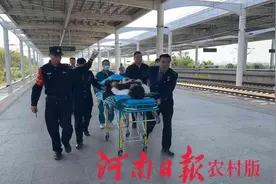旅客突发疾病列车临停，信阳东站民警紧急帮助救治图片