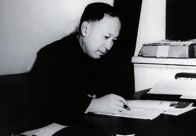 1958年苏联卫星脱轨，预计坠落中国，钱学森凭一道火光算出坠毁点