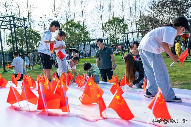 国庆假期这个 “红旗映山河” 火了！孩子玩着学地理，大人们很感动