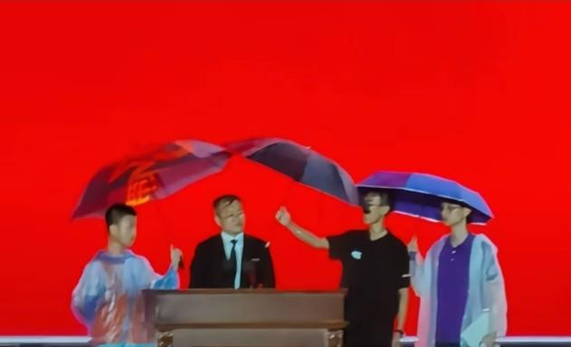 浙工大火了！典礼遇暴雨，学生打伞校长“湿身”，网友：真双一流