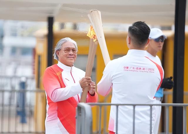 千亿身价又有何用？97岁的李嘉诚近况曝光无力回天，两儿子成心病