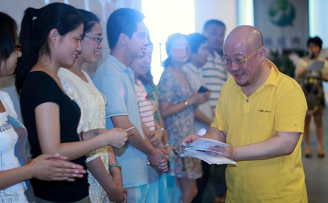 中国首例1000亿骗局：百万人血汗钱被卷走 凶手却每天花2万养情妇
