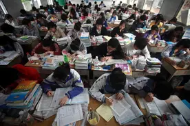 晋级高校第一省，河南考生哭笑不得图片