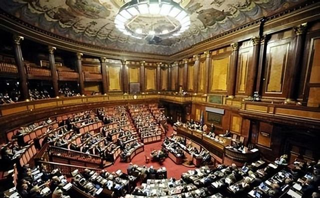 1992年，英国王室曝出最大丑闻：37岁富商吮吸33岁王妃的脚趾