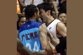 打球还是打人？2010年外援一拳把杜峰打晕，昏迷30分钟才苏醒！图片