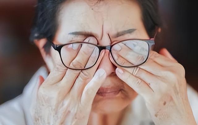 医生告诫：青光眼早期不是眼痛，而是身上4种异常，早察觉早治疗