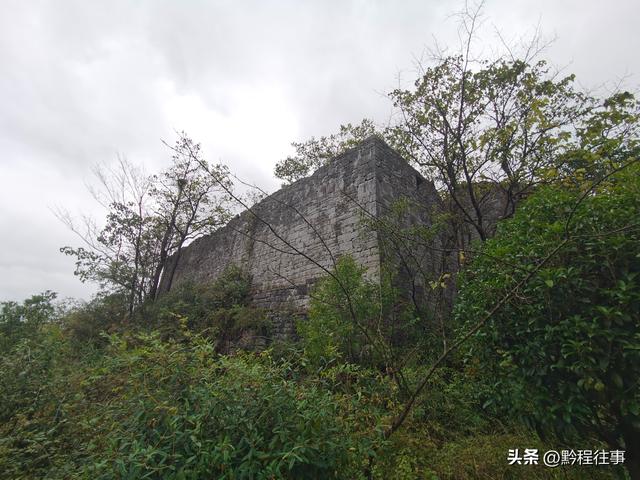 偏远乡野中寻找一个古寺遗址，探险一个深邃溶洞