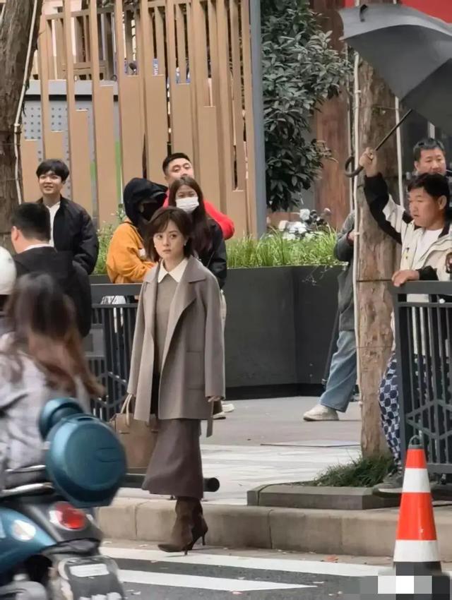 惊！孙俪真人又白又瘦太绝了孙俪这卷发火了！时髦到认不出