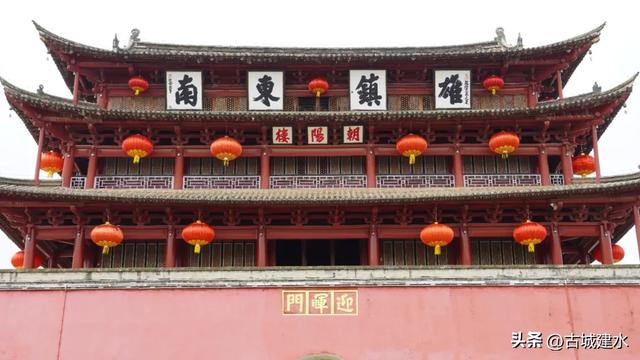 建水洋溢“中国红” 喜庆氛围迎国庆