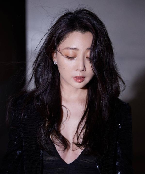 她是“内娱第一尤物”，获奖无数，年过四十依旧美貌，至今未婚