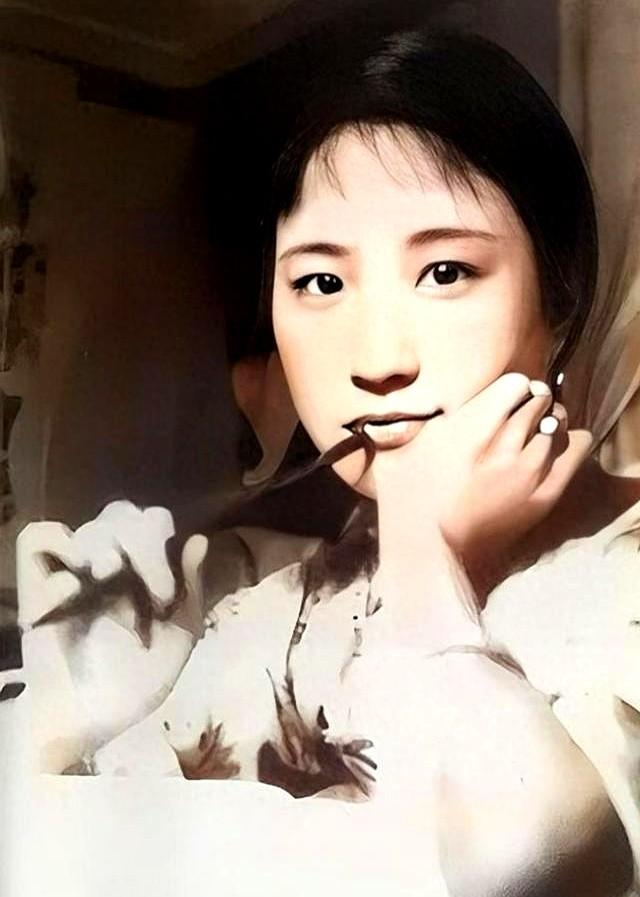 陆小曼有多美？26岁和翁端午游西湖的留影，青春靓丽娇俏可人！
