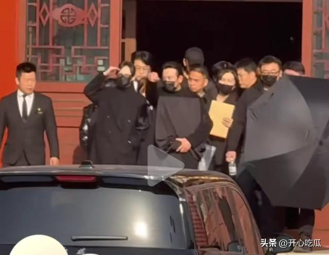 唐嫣和罗晋同框聊天，两人穿一样的黑大衣	，带老家亲戚去饭店吃饭