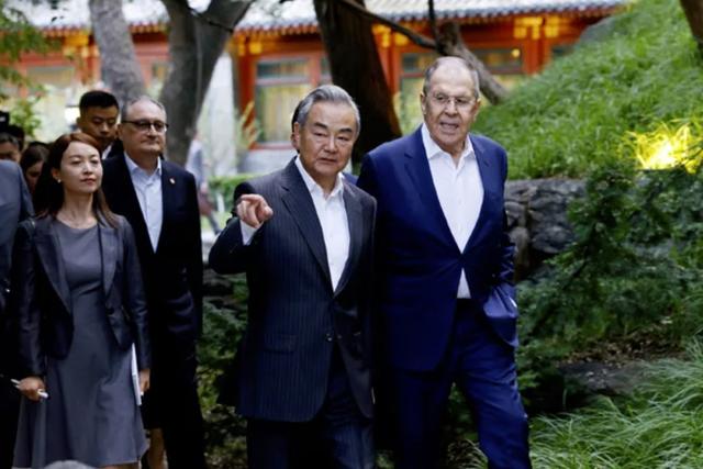 王毅会见俄外长两人都没打领带