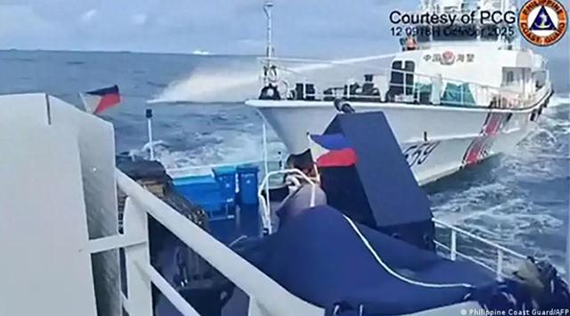 菲渔民突然掏出长刀，当面挑衅中国海警，我方反制没一个动作多余