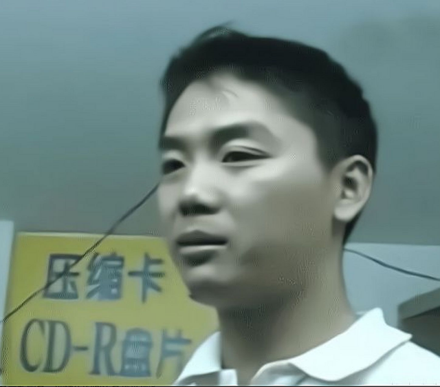 刘强东给老家送年货现场曝光	，令人恶心的一幕出现，当场被人制止